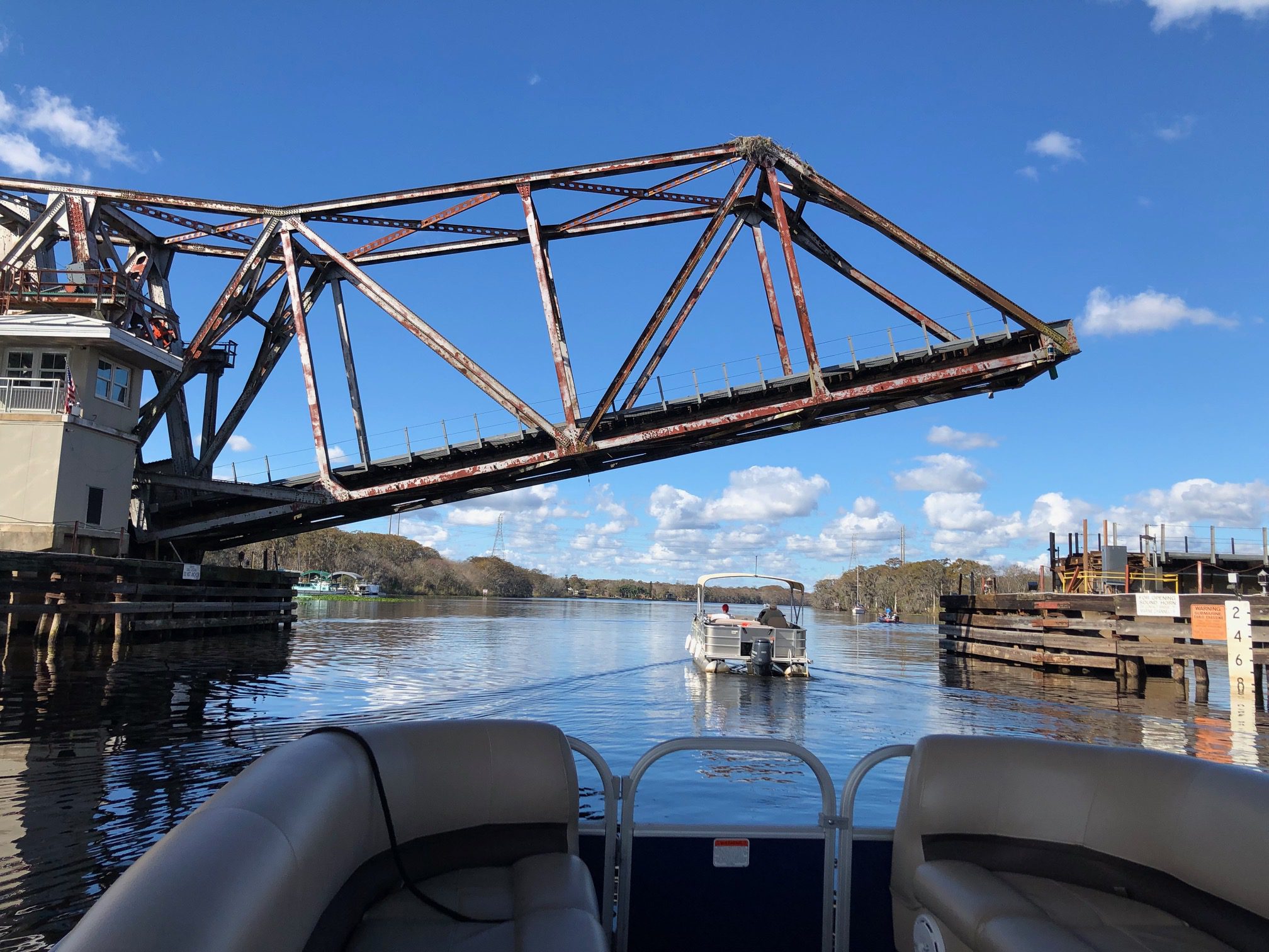 11-passenger pontoon boat rental delivered to Lake Monroe Park Sanford